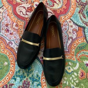 NWOT Vionic leather shoes